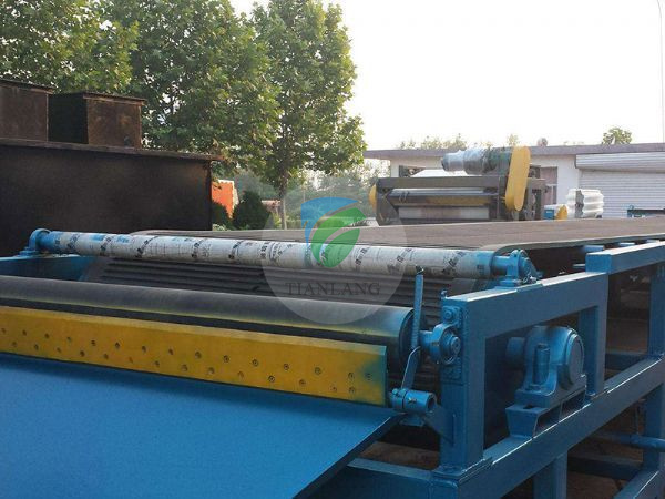 Vacuum belt filter press